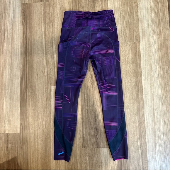 Brooks Women’s Method 7/8 Tight size small in purple cyber pattern running pants - Picture 2 of 10